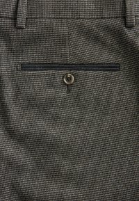 Next TAILORED TRIMMED TEXTURE  REGULAR FIT - Oblekov�é kalhoty - brown