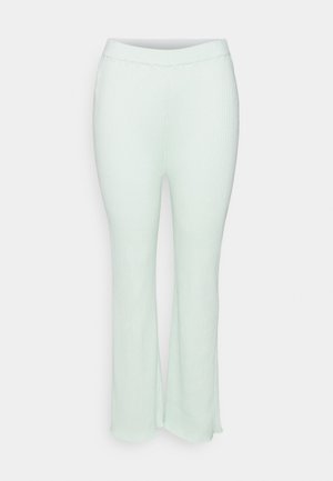 Calças em verde menta com pregas na parte inferior, apresentando uma cintura elástica e um tecido macio e texturizado para conforto.