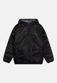 Chaqueta negra acolchada con capucha, cremallera frontal y puños elásticos. Presenta un interior gris en contraste y un pequeño logotipo en el pecho.