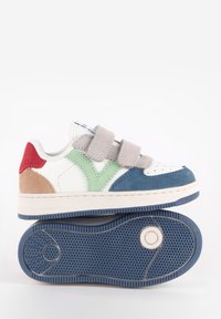 Sneakers per bambini con una base in pelle bianca, accenti in suede grigi e blu, dettagli verdi e un tallone rosso, dotati di due cinturini in velcro.