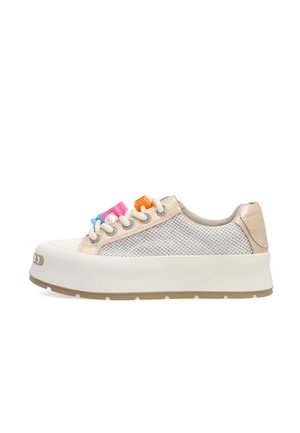 Lav platform sneaker med beige mesh-sider, lysebeige kant, chunky hvid sål og farverige snørebåndsdekorationer i orange, pink, blå og sølv.