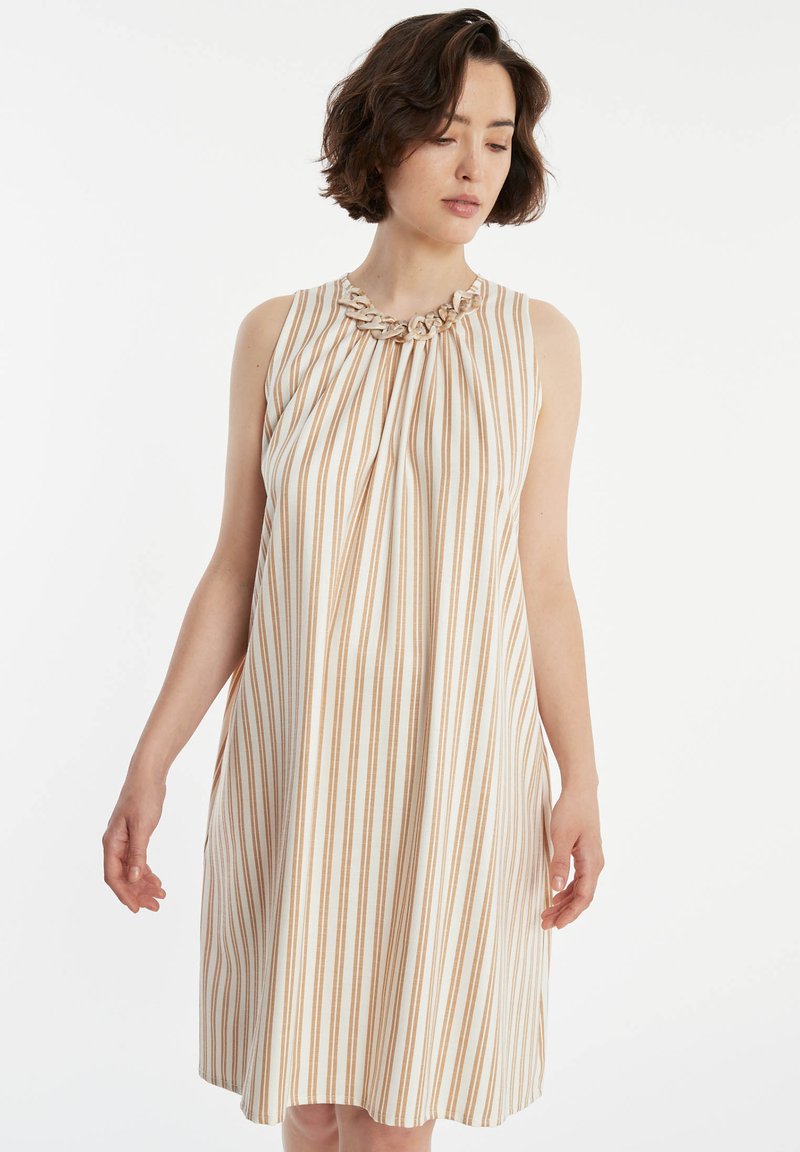Robe sans manches légère avec des rayures verticales beige et blanches, présentant un col froncé et une silhouette A-line ample.