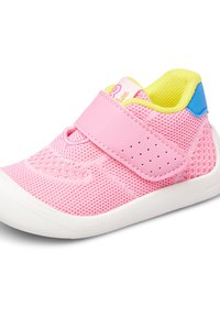 Sneaker in rete rosa con suola in gomma, dotata di cinturino in Velcro e accenti gialli e blu in contrasto sulla linguetta e sul tallone.