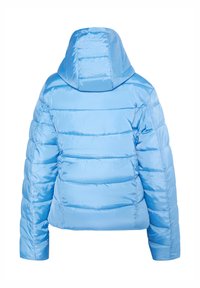 Lyseblå puffjakke med hætte, featuring vandret quiltet mønster, shiny tekstur og elastiske manchetter. Bagperspektiv viser et forenklet design.