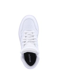 Sneakers blanches avec une tige en cuir texturé, dotées d'un col rembourré, d'un système de laçage et d'une doublure intérieure noire. Subtiles perforations sur le bout.