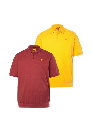 Dwie koszulki polo z krótkim rękawem, jedna burgundowa z żółtym logo, druga żółta z burgundowym logo, obie z kołnierzykami i pliskami na trzy guziki.