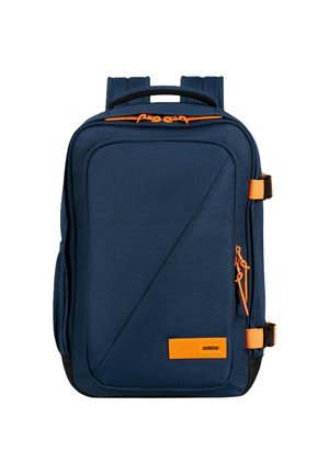 Dunkelblauer Rucksack aus strukturiertem Stoff, mit orangenen Akzenten, gepolsterten Schultergurten, einer vorderen Reißverschlusstasche und mehreren Fächern für die Aufbewahrung.