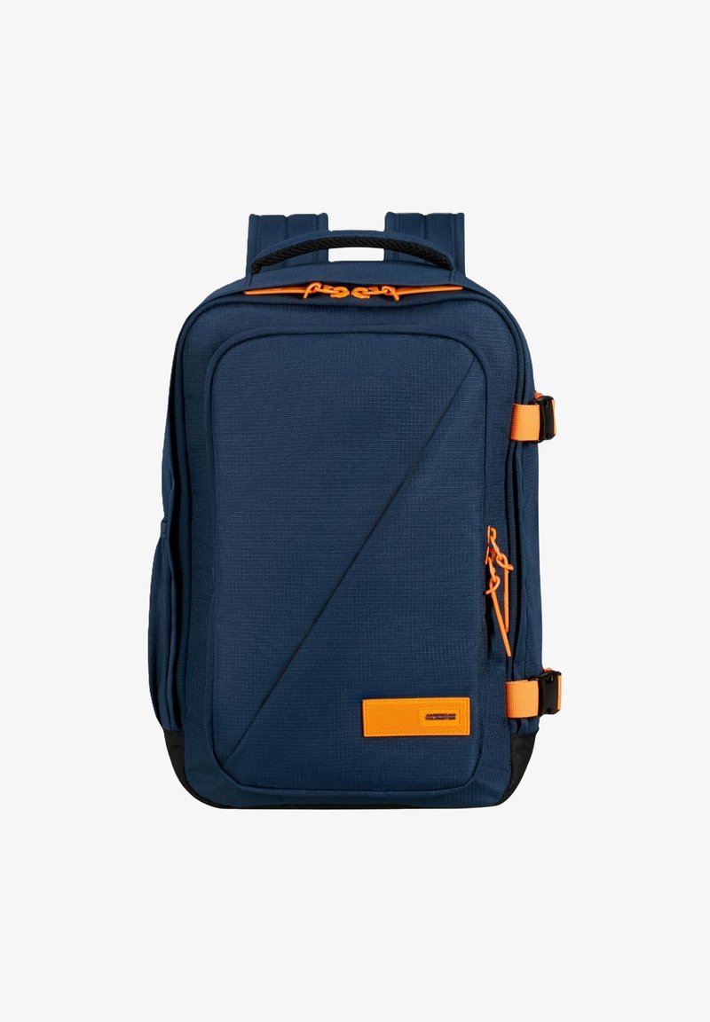 Zaino blu navy con tessuto testurizzato, dettagli arancioni, spallacci imbottiti, tasca frontale con zip e diversi scomparti per lo stoccaggio.