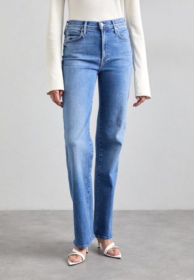 Højtaljede, lige ben jeans i lyseblå denim med en falmet finish, der har fem lommer og knaplukning. Kombination med hvide hæle.