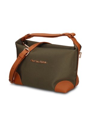 Sac à main rectangulaire vert olive avec détails en cuir marron, bandoulière réglable et logo doré sur le devant.