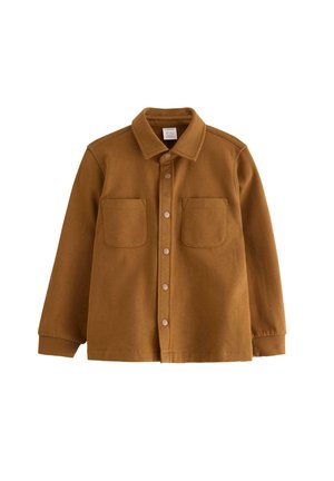 Veste marron à boutons, fabriquée en tissu doux, dotée d'un col, de deux poches avant et de boutons-pression pour la fermeture.