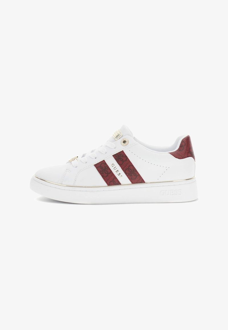 Baskets basses blanches avec des bandes rouges texturées, des accents dorés et une marque "Guess" sur le côté et sur la languette du talon.
