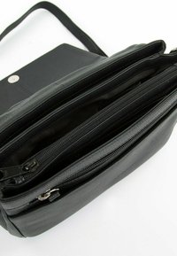 Borsa a tracolla in pelle nera con molteplici scomparti con zip, texture liscia e tracolla removibile. Presenta una chiusura a scatto frontale.