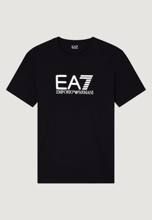T-shirt nera in cotone con logo stampato bianco "EA7" con strisce diagonali e la scritta "EMPORIO ARMANI" sotto. Design classico con collo rotondo.