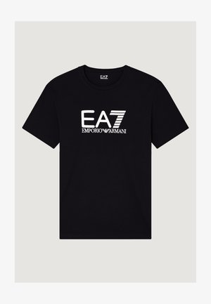 T-shirt nera in cotone con logo stampato bianco "EA7" con strisce diagonali e la scritta "EMPORIO ARMANI" sotto. Design classico con collo rotondo.