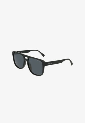 Schwarze Nautica-Sonnenbrille mit rechteckigen dunklen Gläsern und Schlüsselsteg, leichtes Gestell mit Markennamen an den Bügeln.