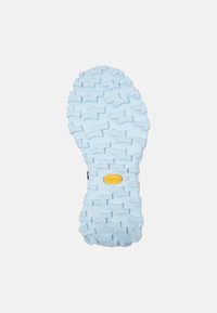 Šviesiai mėlyna guma su giliais raštais ir geltonu Vibram logotipu. Dizainas pabrėžia sukibimą ir ilgaamžiškumą.
