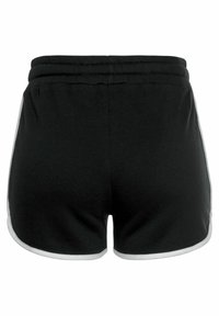 Čierne športové šortky so soft textúrou, s kontrastným bielym okrajom pozdĺž nohavíc a elastickým pásom pre pohodlie.