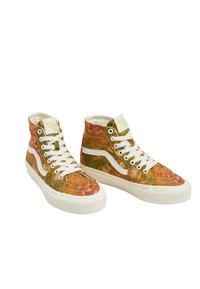 Zapatillas altas con una parte superior texturizada multicolor en patrones naranjas, verdes y amarillos, con cordones blancos y acentos laterales.