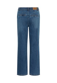 Modre kavbojke s ravnim krojem, z značko iz rjavega usnja, dvema zadnjima žepoma in kontrastnim šivanjem ob robu.