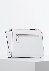 Biała skórzana torebka na ramię z czarnymi akcentami, prostokątny kształt, przednia kieszeń na zamek błyskawiczny i elegancki design. Gładka tekstura z złotymi elementami.