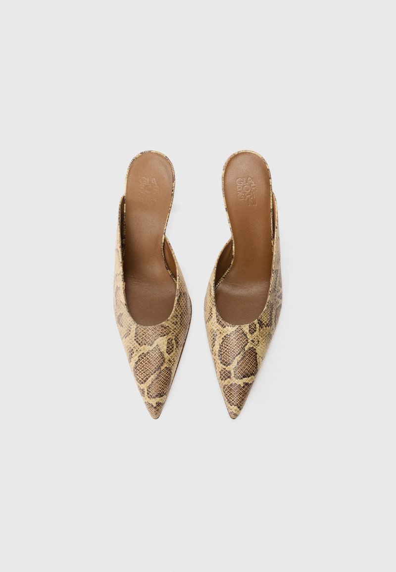 Mules à bout pointu en imitation serpent, avec une doublure lisse couleur tan et un design ouvert à l'arrière, présentant une surface texturée et motif.
