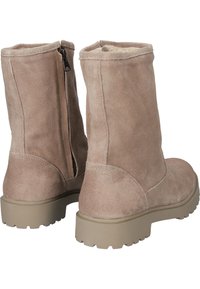 Botas de tobillo de ante en tono marrón claro con cremallera lateral, interior suave y suela de goma beige resistente con un patrón de textura que ofrece tracción.