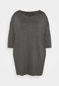 T-shirt oversize gris avec un large décolleté et des manches courtes, fabriqué en tissu doux. Présente des détails de couture subtils le long des coutures.