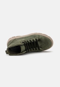 Stivale alla caviglia in suede verde con lacci neri, suola in gomma, collo imbottito e punta rotonda. Presenta una morbida fodera interna e logo impresso.