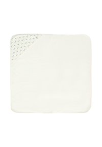 Coperta bianca con una texture morbida, caratterizzata da un motivo decorativo blu in un angolo. I bordi sono cuciti in modo ordinato.