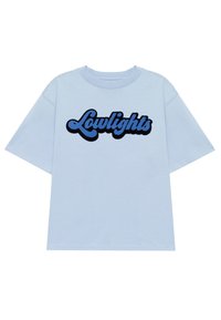 Camiseta de algodón de color azul claro con mangas cortas, que presenta el texto bordado en negro y azul "Lowlights" en la parte frontal.