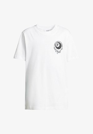 Biała koszulka bawełniana z czarną grafiką roztopionej bili ósemki na piersi. Klasyczny okrągły dekolt i krótkie rękawy.