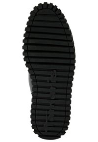 Semelle extérieure en caoutchouc noir avec des rainures profondes pour une adhérence optimale, dotée d'une surface lisse et d'une marque en relief sur le côté.