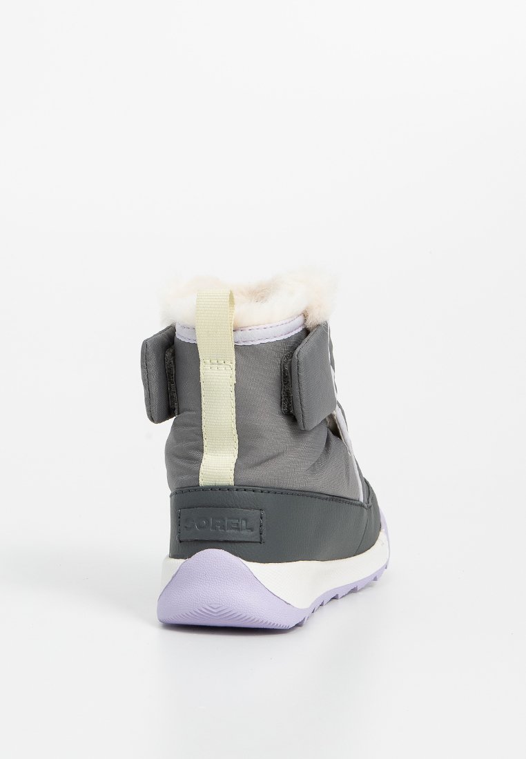 Grau-lila isolierter Winterstiefel mit cremefarbenem Zugtab und Kunstfellfutter, von hinten auf einem weißen Hintergrund betrachtet.