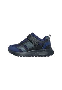 Zapatilla deportiva en color navy y negro con parte superior de malla, cuello acolchado, correa de gancho y bucle, y suela de goma texturizada para un mejor agarre.