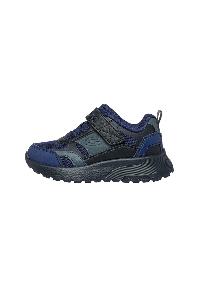 Zapatilla deportiva en color navy y negro con parte superior de malla, cuello acolchado, correa de gancho y bucle, y suela de goma texturizada para un mejor agarre.