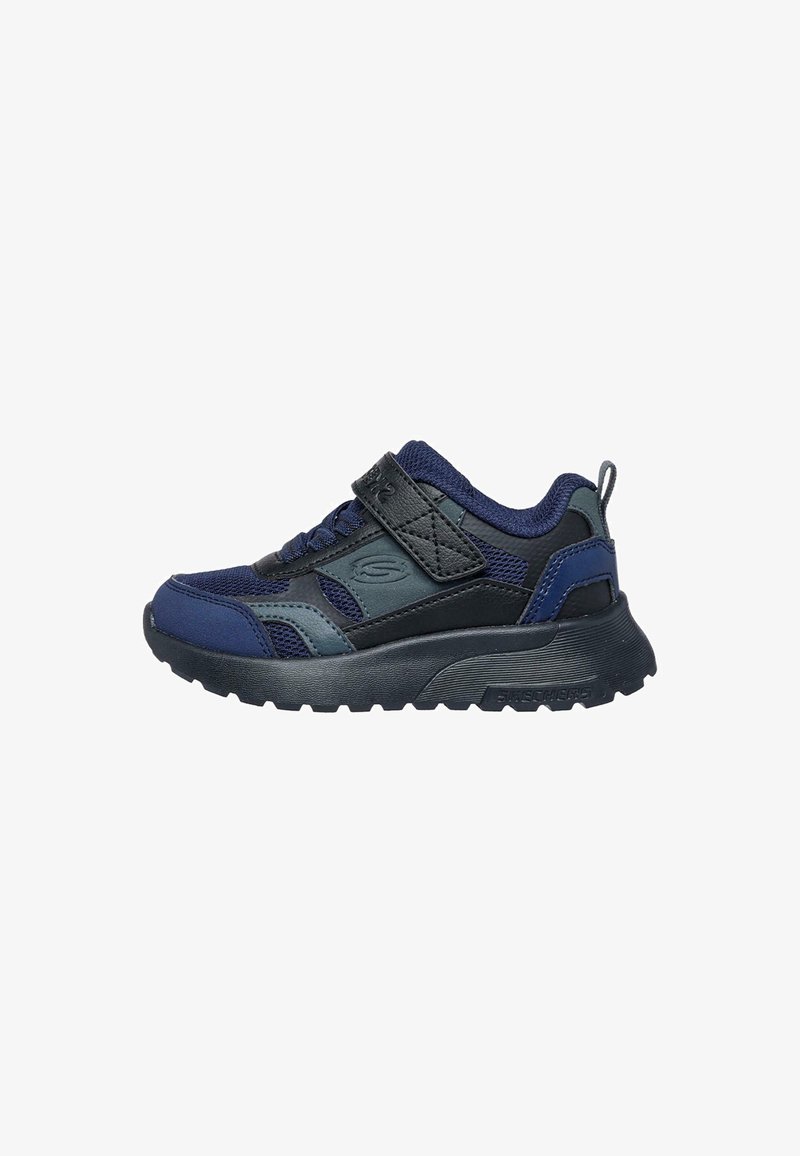 Zapatilla deportiva en color navy y negro con parte superior de malla, cuello acolchado, correa de gancho y bucle, y suela de goma texturizada para un mejor agarre.