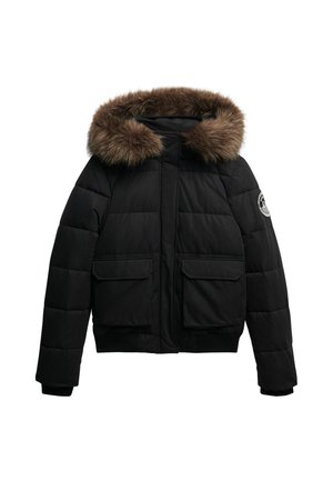 Sort pufferjakke med en hætte trimmet med pels, to store forlommer, ribbede manchetter og kant, samt et logo-patch på venstre ærme.