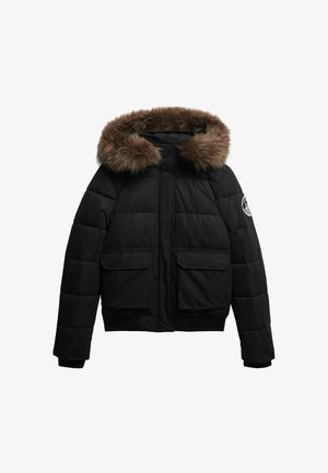 Sort pufferjakke med en hætte trimmet med pels, to store forlommer, ribbede manchetter og kant, samt et logo-patch på venstre ærme.