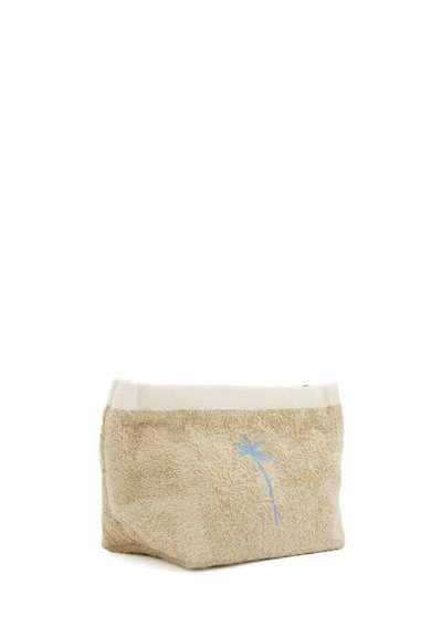 Borsa in spugna beige con una fascia bianca, decorata con ricami di palme azzurro chiaro. Texture morbida e forma rettangolare. Chiusura con cerniera.