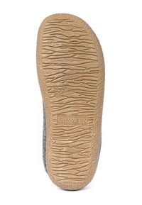 Sohle eines Slippers mit einer strukturierten braunen Gummibasis mit einem wellenförmigen Muster und dem eingeprägten Markennamen "Giesswein."