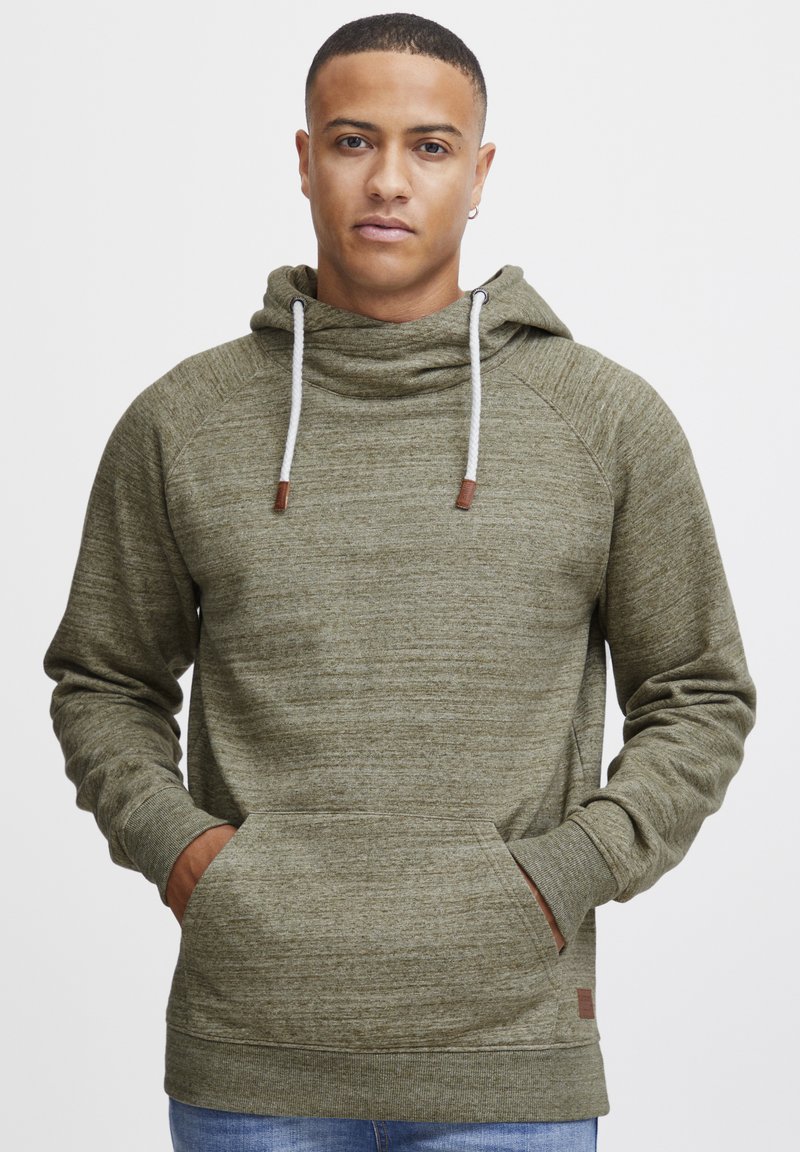 Sudadera verde oliva con un acabado texturizado, capucha ajustable con cordones, mangas largas, un bolsillo tipo canguro y detalles de cuero.
