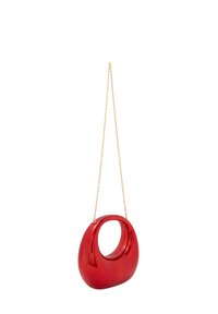 Rode plastic handtas met een gebogen vorm en een ovale uitsnede,accentueert met een gouden kettingband. Gladde, glanzende textuur.