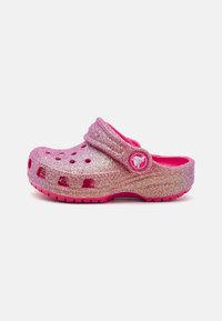Crocs - CLASSIC IRIDESCENT GLITTER UNISEX - Matalakantaiset pistokkaat - dragon fruit Pienoiskuva 1