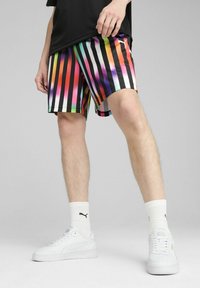 Mønstret shorts i flere farver i et glat og let materiale med lodrette striber i rød, grøn, lilla og sort.