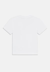 Biela tričko s krátkym rukávom a okrúhlym výstrihom, vyrobené z jemnej bavlny, s jednoduchým dizajnom bez vzorov alebo potlače.