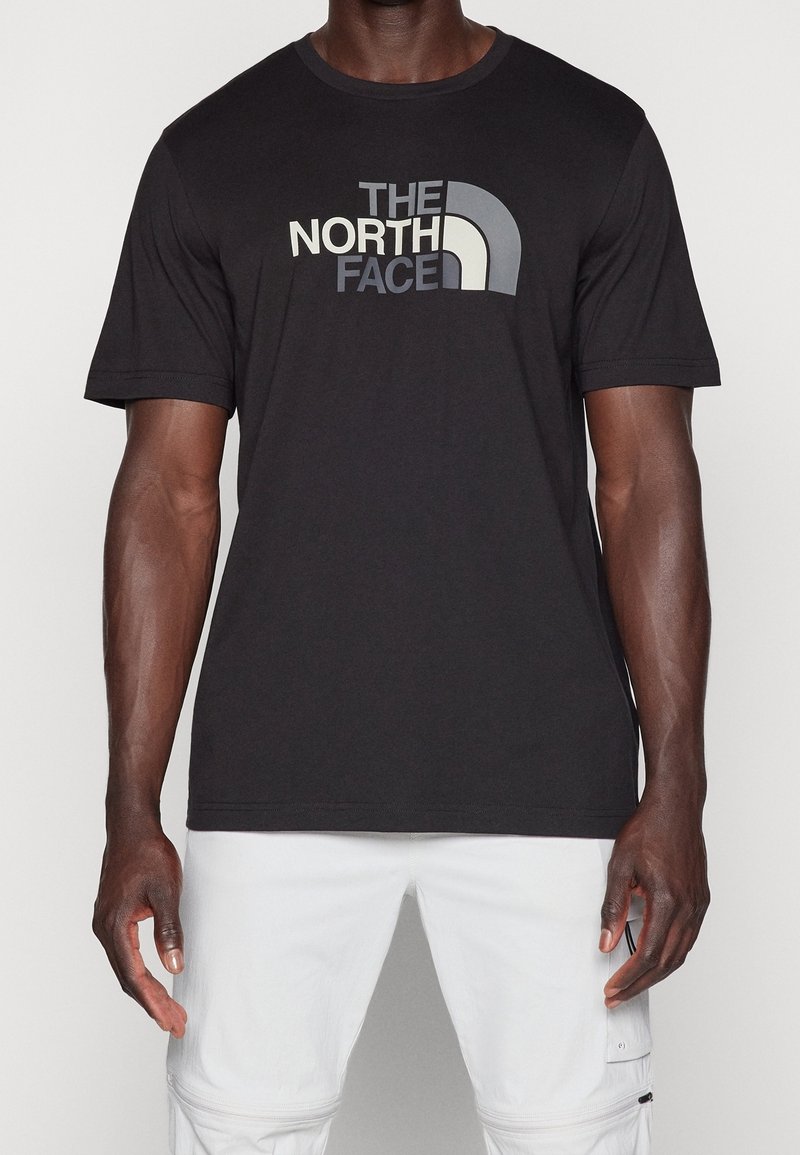 Czarna bawełniana koszulka z krótkim rękawem z logo "THE NORTH FACE" w białym i szarym kolorze. Klasyczny krój z okrągłym dekoltem. Gładka tekstura.