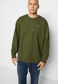 Levi's® Plus ORIGINAL CREW - Camisola - mossy green