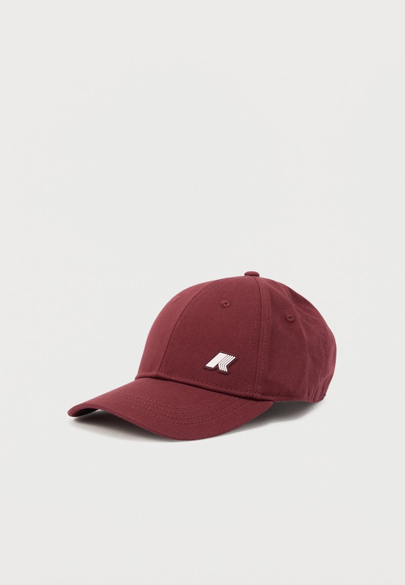 Casquette de baseball bordeaux avec une visière incurvée et un petit logo géométrique blanc au centre avant, présentée sur un fond clair uni.