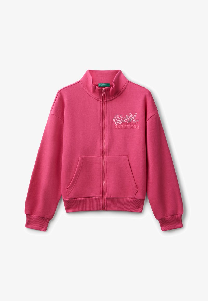 Sudadera rosa con cremallera, cuello alto, bolsillos frontales, puños y dobladillo acanalados. Presenta "United Colours of Benetton" bordado en el pecho.